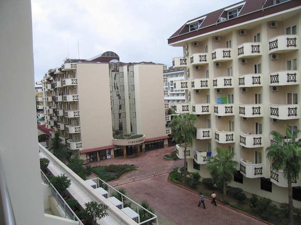 Blick zur Seite Hotel Titan Select