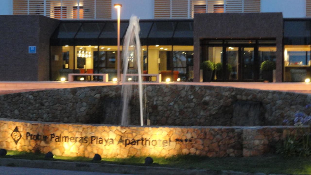Vor dem Hotel Protur Palmeras Playa Aparthotel