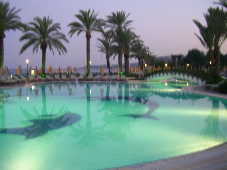 Pool am Abend The Norm Oriental
