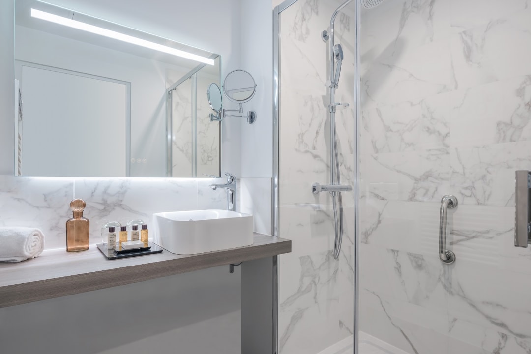 Zimmer Hotel Camille Paris Tapestry Collection by Hilton