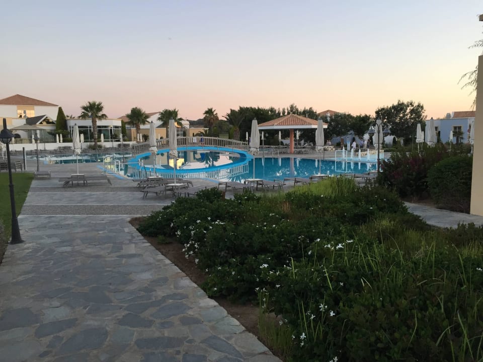 Aktionspool am Abend Neptune Luxury Resort