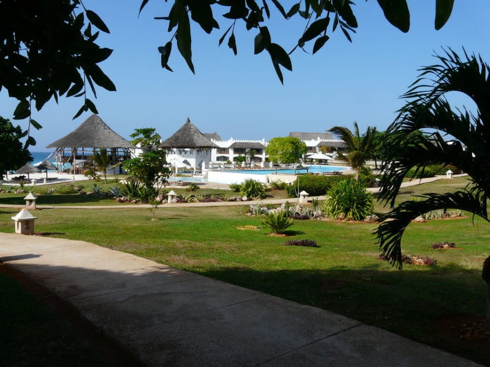 Blick vom Garten zum Pool Royal Zanzibar Beach Resort