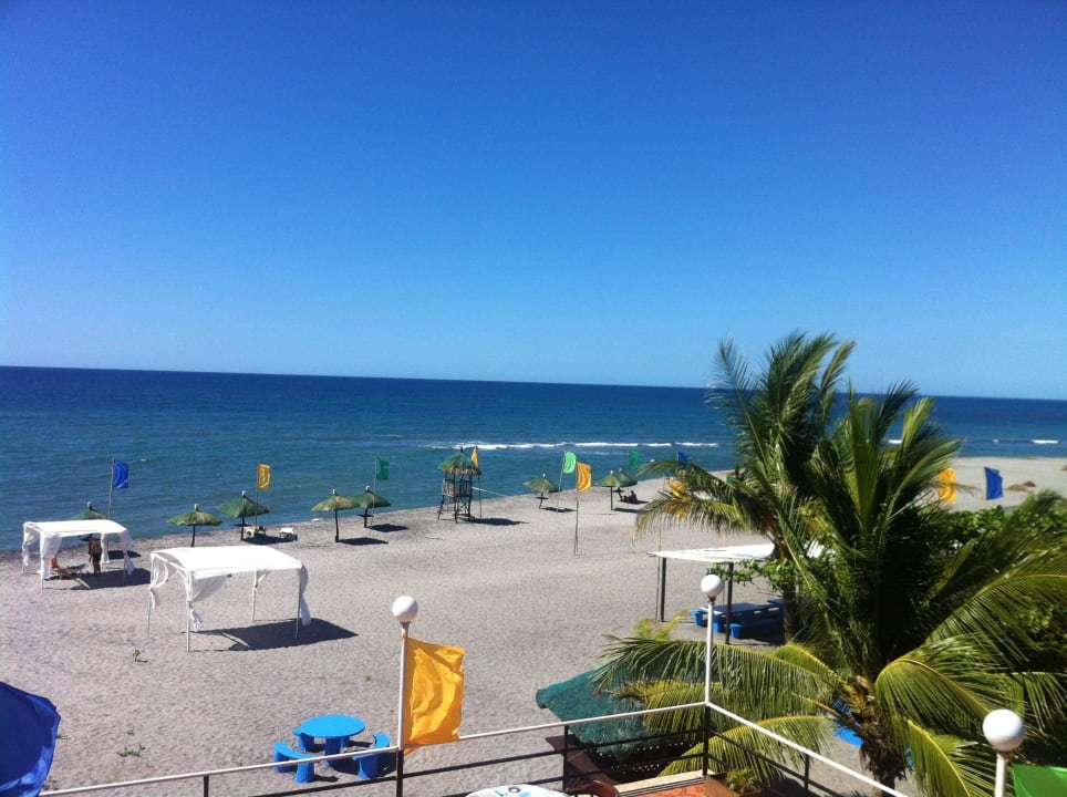 Der Strand von der Rooftop Lounge aus Rama International Beach Resort