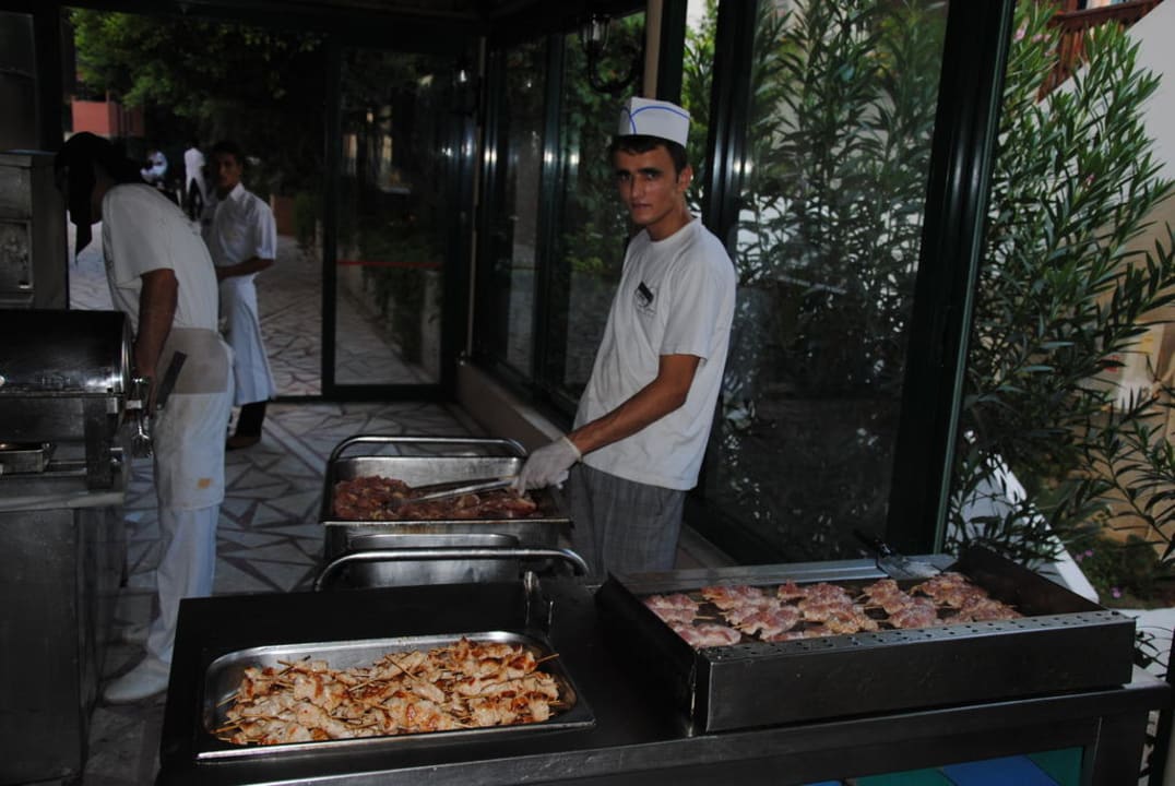 Grill beim Abendbuffet Aska Hotel Just in Beach