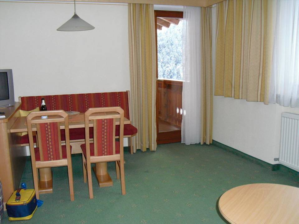 Wohnraum Appartement 27 mit Westbalkon Ferienwohnungen am Matinesweg, Serfaus