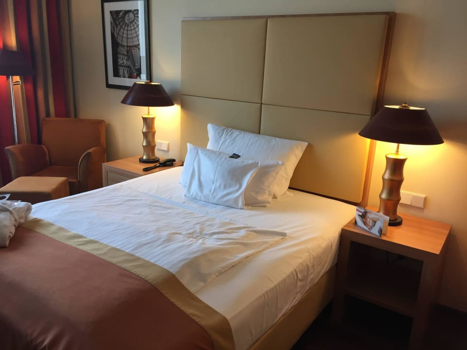 Sehr bequemes Bett mit Kissenauswahl AMERON Köln Hotel Regent