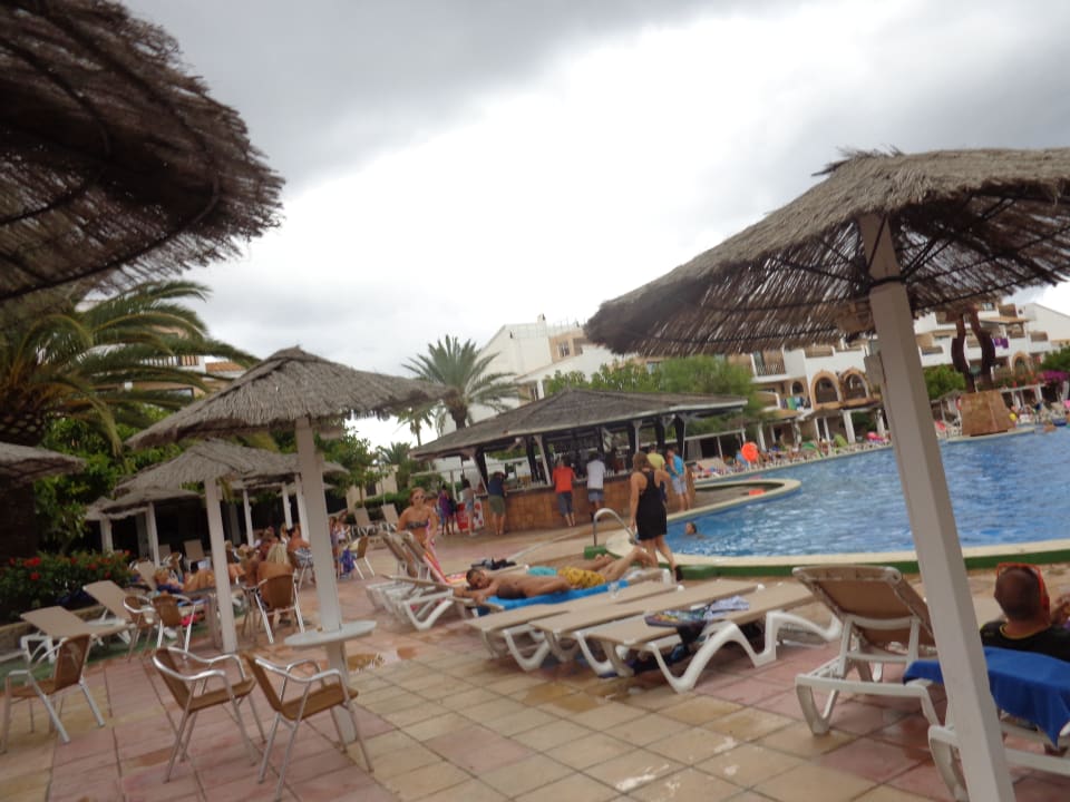 Am Pool FERGUS Style Bahamas