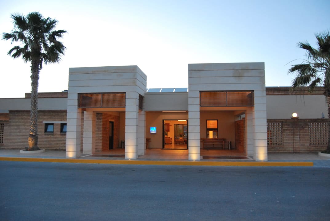 Widok frontowy hotelu Bella Beach Hotel