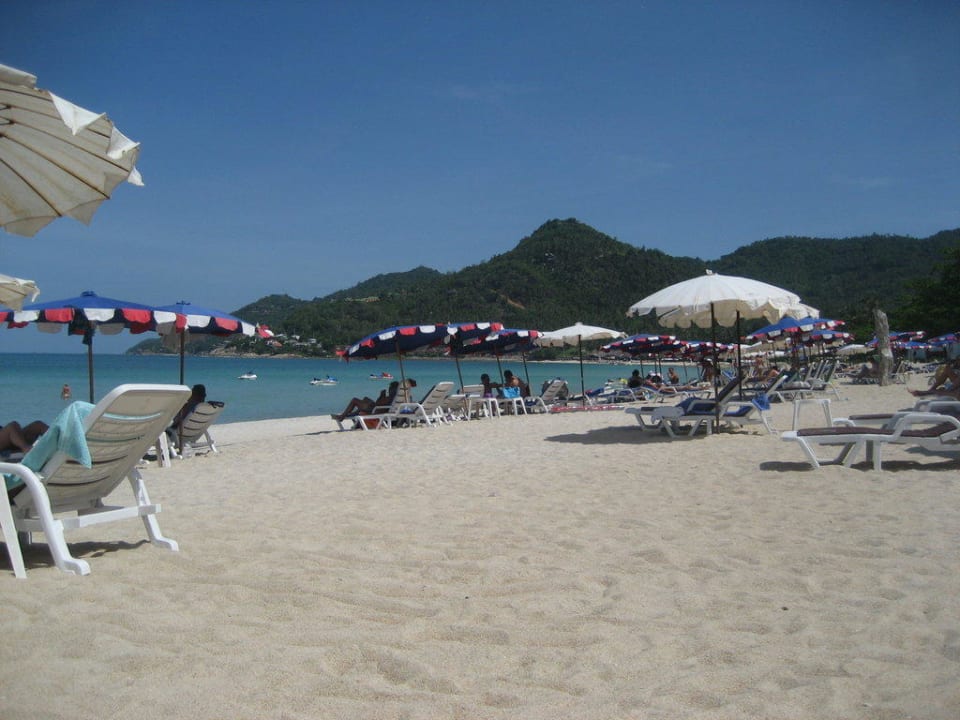 Ausreichend Liegen und Schirme The Fair House Beach Resort