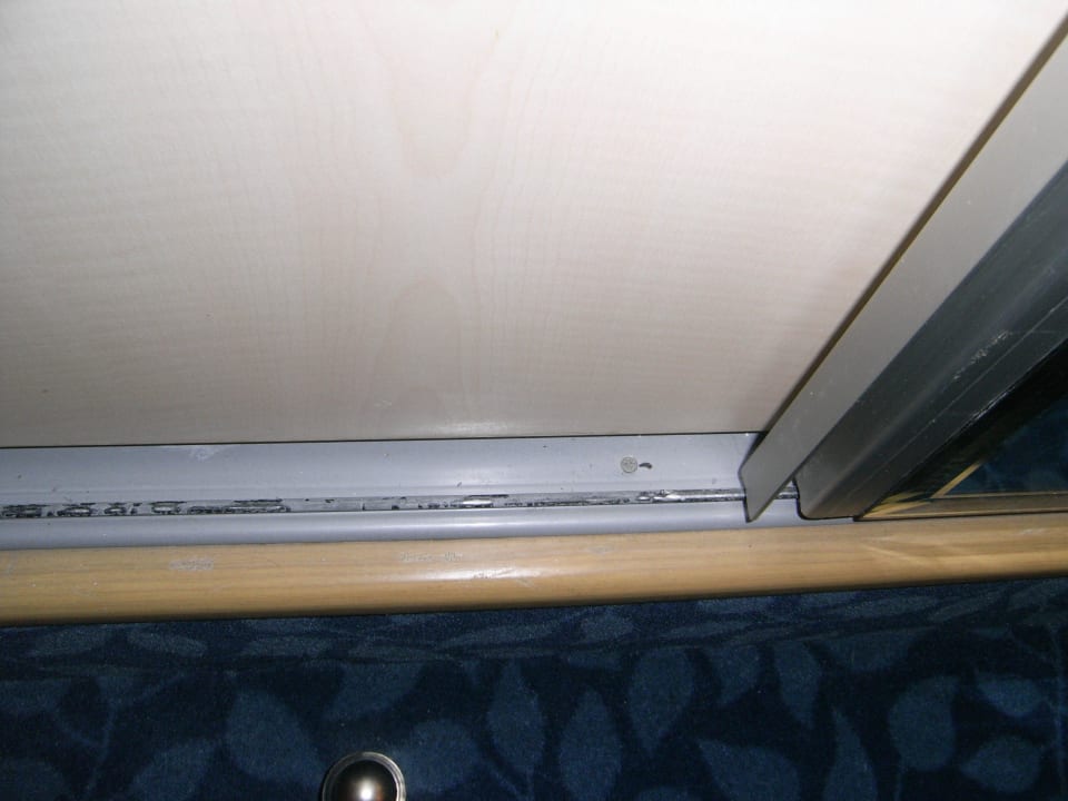 Schrank verschmutzt VONRESORT Golden Coast