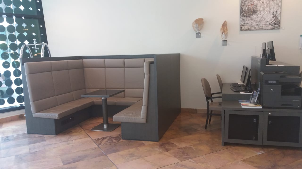 Verschiedene Teile der Lobby mit Sitzgegegenheiten ARCOTEL Onyx Hamburg
