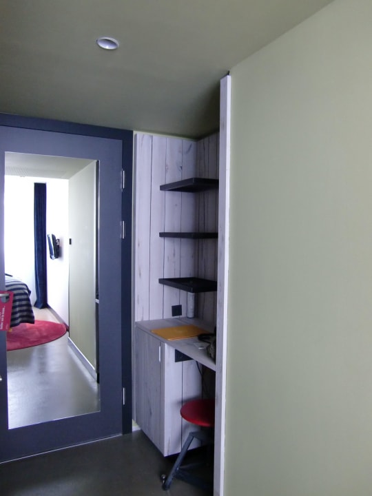 Schreibbereich hinter der Eingangstür  Zi. 230 25hours Hotel Wien beim MuseumsQuartier