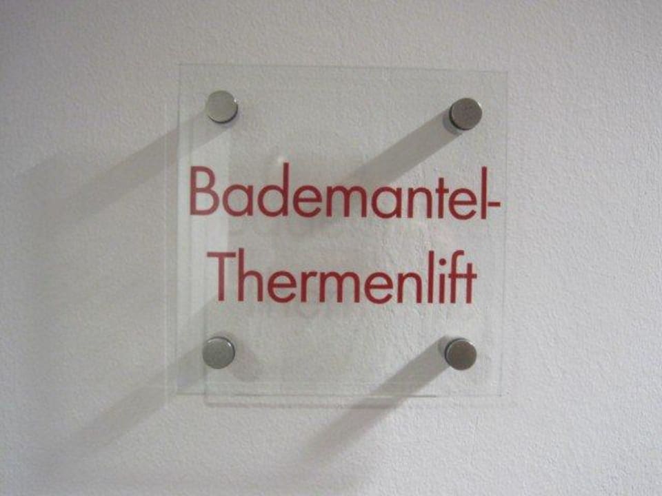Bademantellift All In Red Thermenhotel