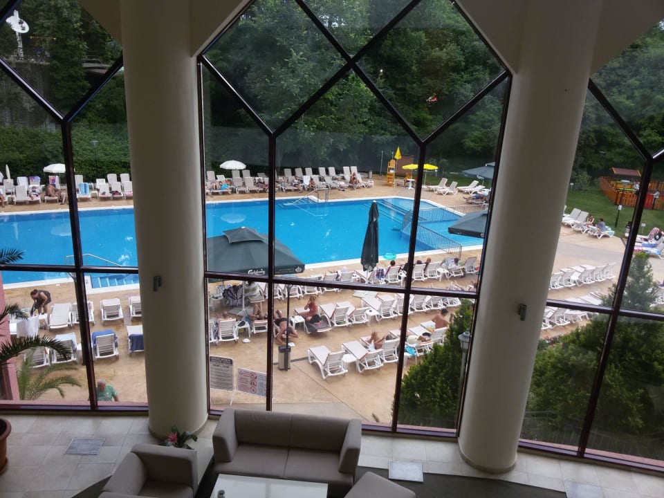 Von Lobby zum Pool Odessos Park Hotel
