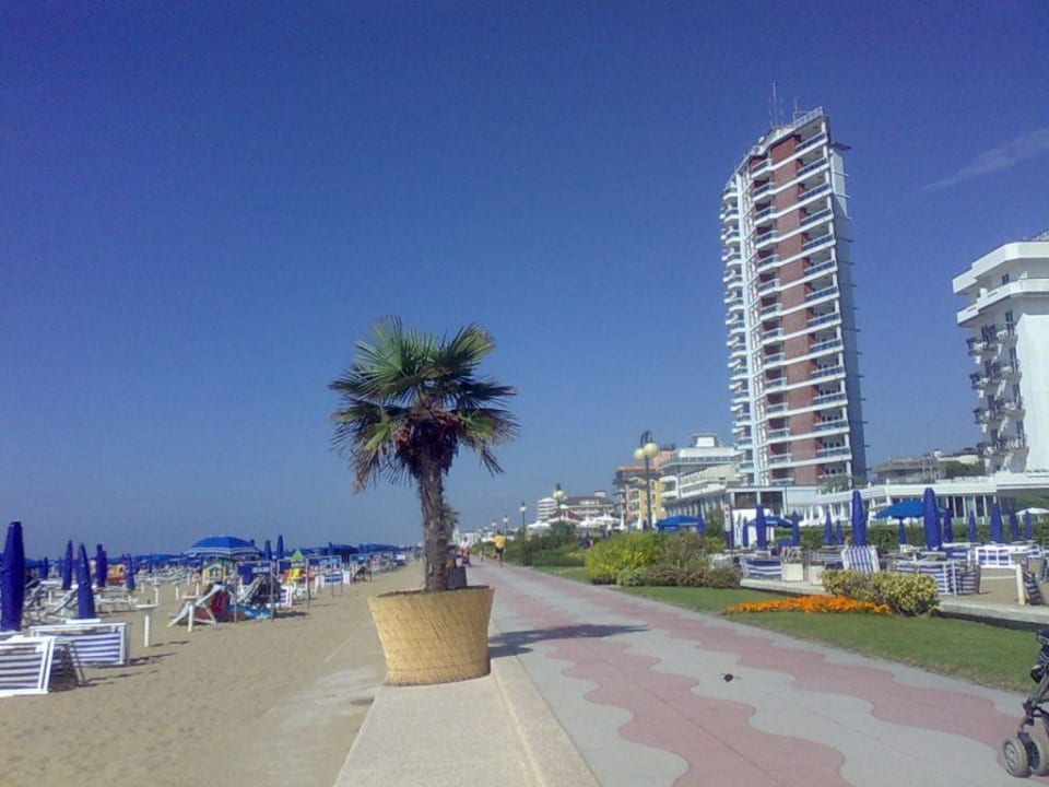 Hotelansicht von der Strandpromenade Hotel Caravelle & MiniCaravelle
