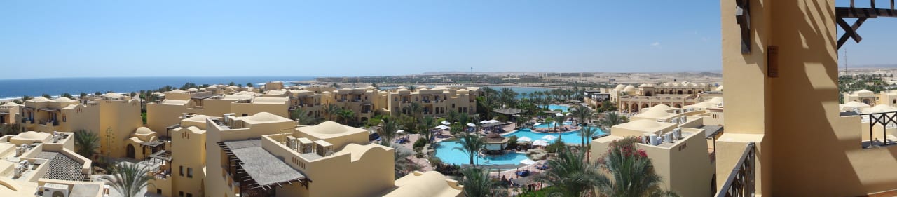 Blick vom Ausschtsturm über die Hotelanlage Steigenberger Coraya Beach - Adults only