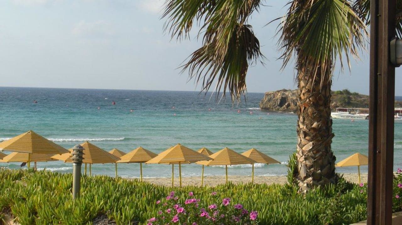 Blick auf den Nissi Beach Atlantica Aeneas Resort