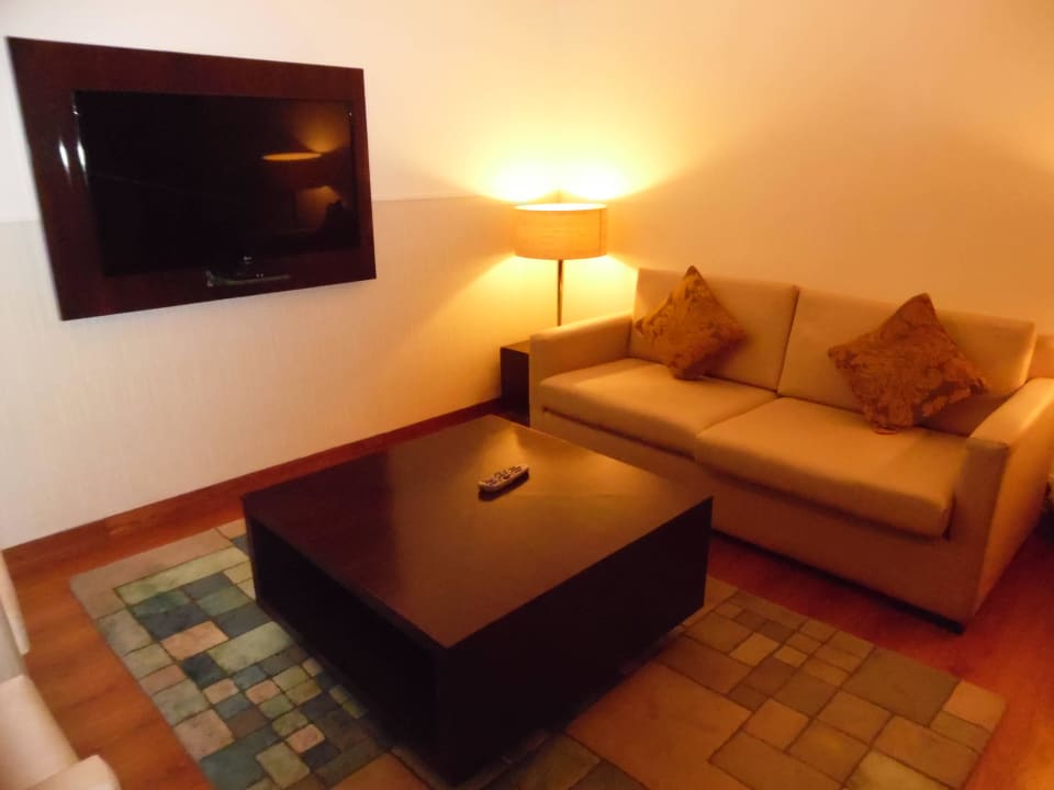 Suite 110 - Wohnzimmer Four Points Hotel by Sheraton New Delhi Airport Highway