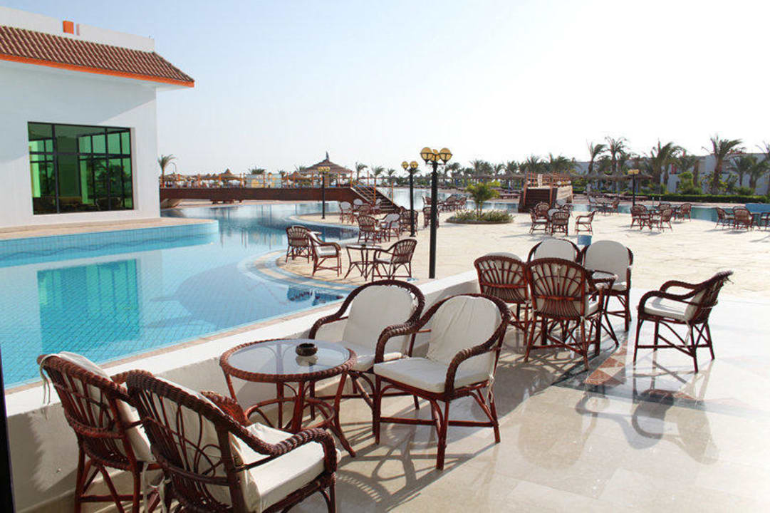 Bistro-Sitzgruppen am Pool Fantazia Resort Marsa Alam