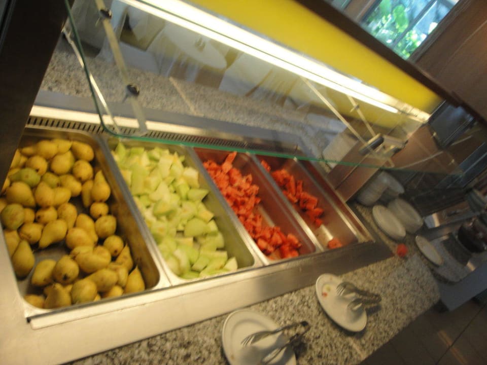 Jeden Tag Melone & Birne oder Trauben oder Pflaumen Caravia Beach Hotel