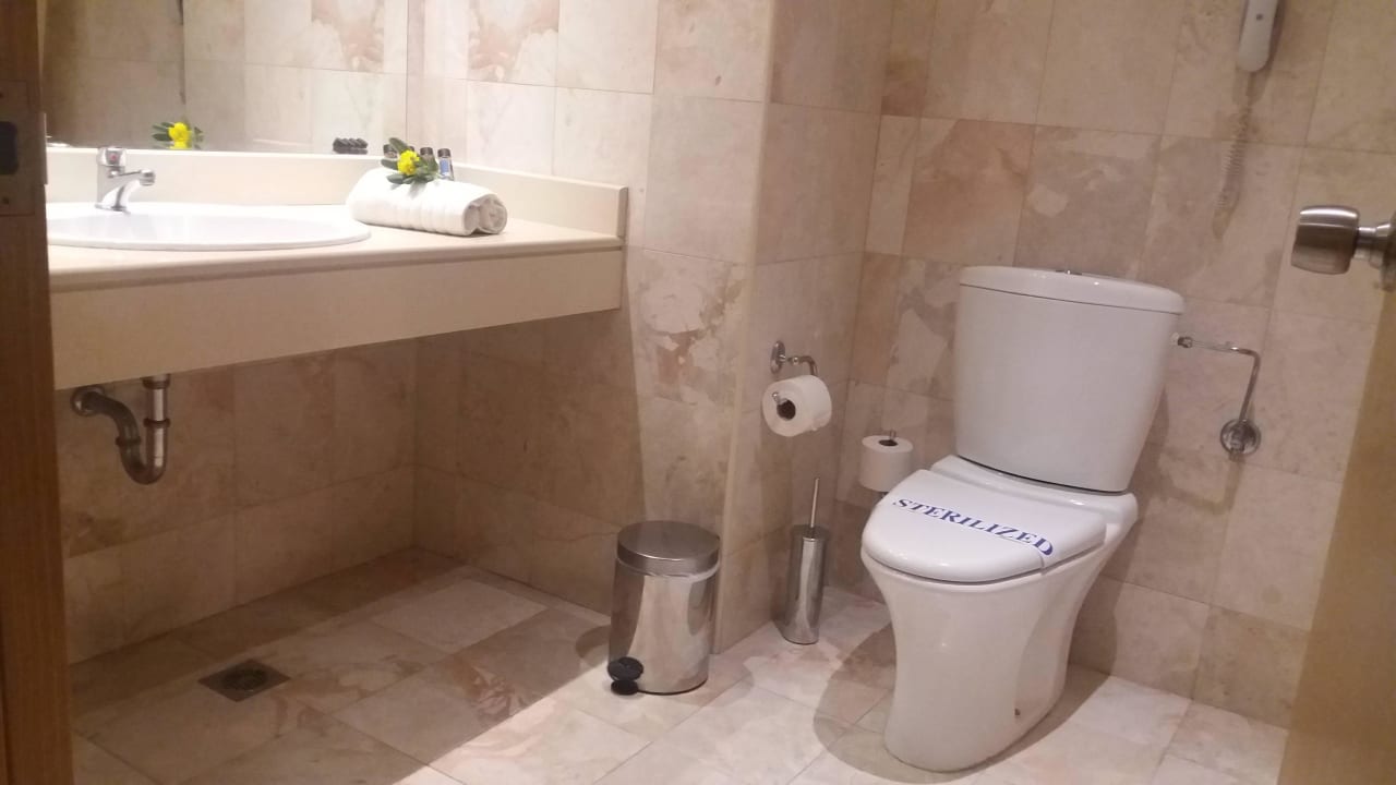 Blick ins Bad Hotel Kalithea Horizon Royal