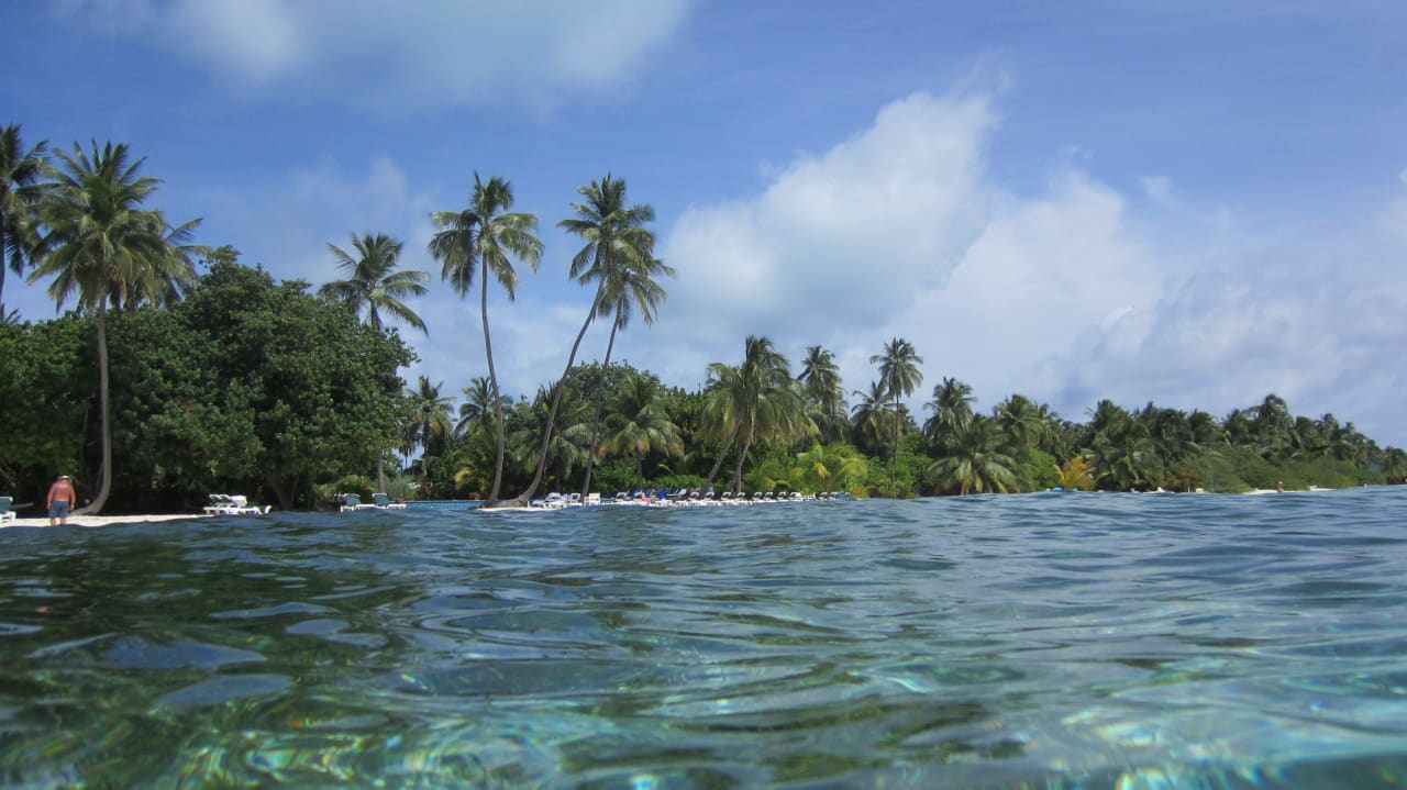 Vom Meer in Richtung Meerufenfushi Meeru Maldives Resort Island