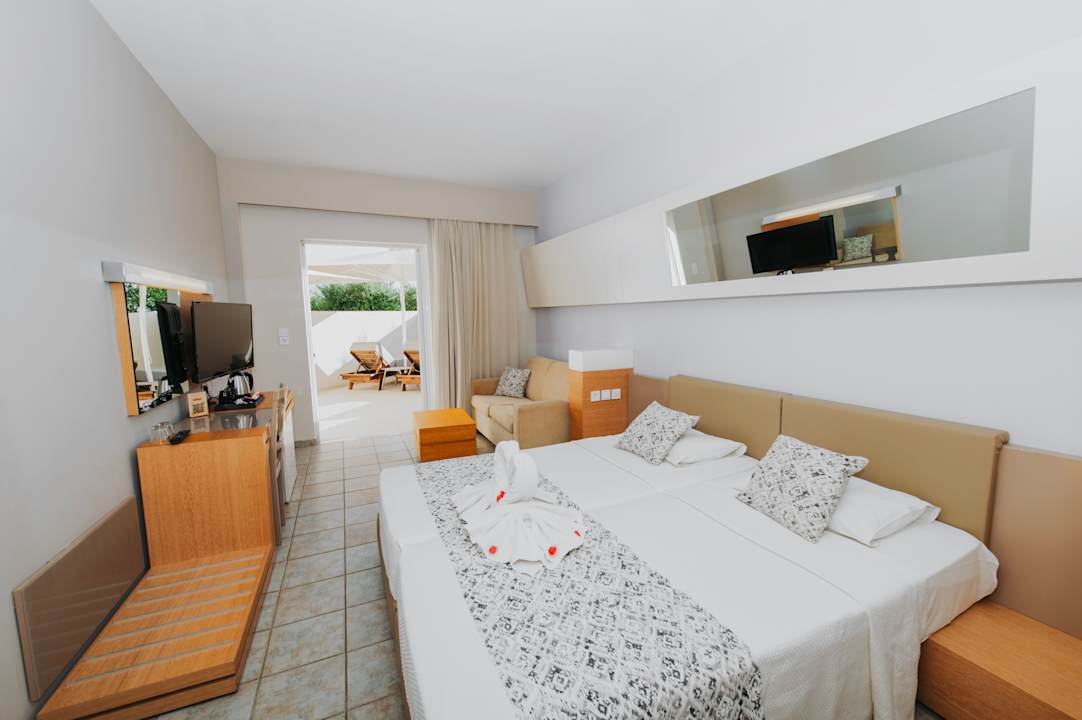 Zimmer Sovereign Beach Hotel