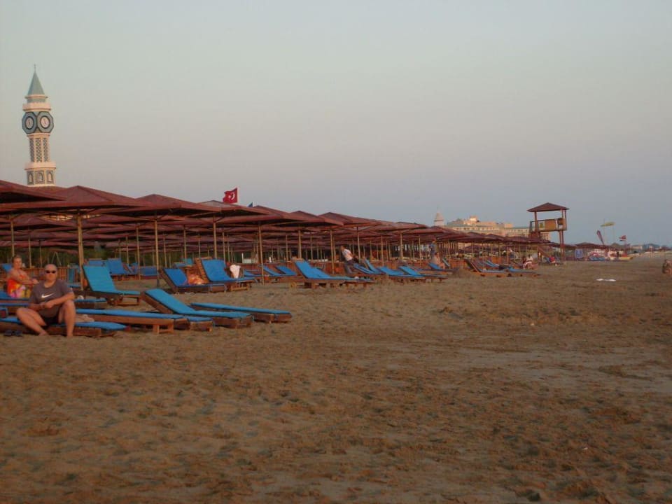 Strand mit Liegen und Schirm Ali Bey Club