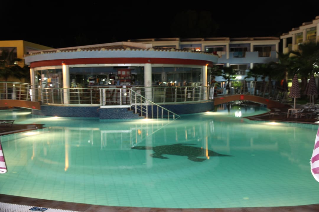 Przy budynkach Caretta Beach Resort & WaterPark
