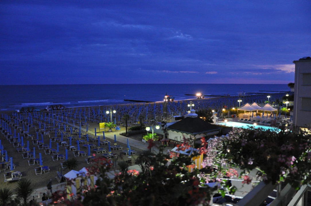 Ausblick vom Balkon bei Nacht Hotel Adlon