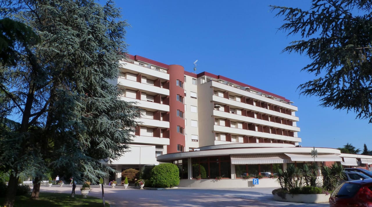 Einfahrt zum Hotel Hotel Imperial - Natural Thermal Spa