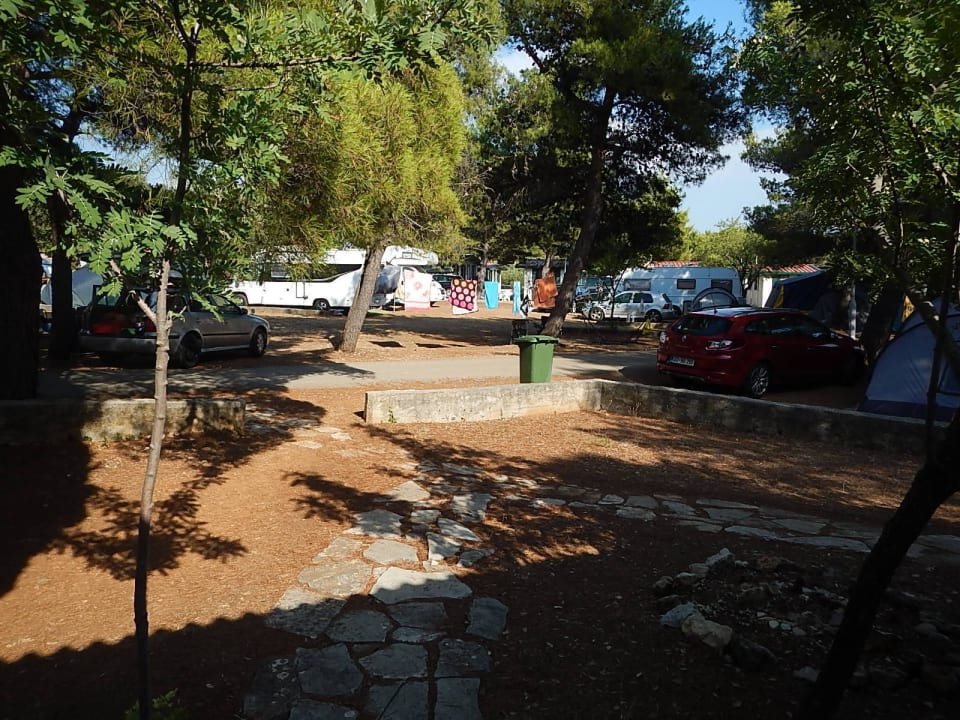 Gegenüber unseres Zimmereingangs Hotel Miran Pirovac