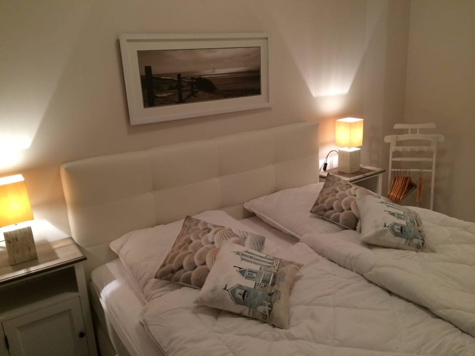 Schlafzimmer mit Zugang zur Terasse MeinDarssUrlaub im Appartment zur Seebrücke