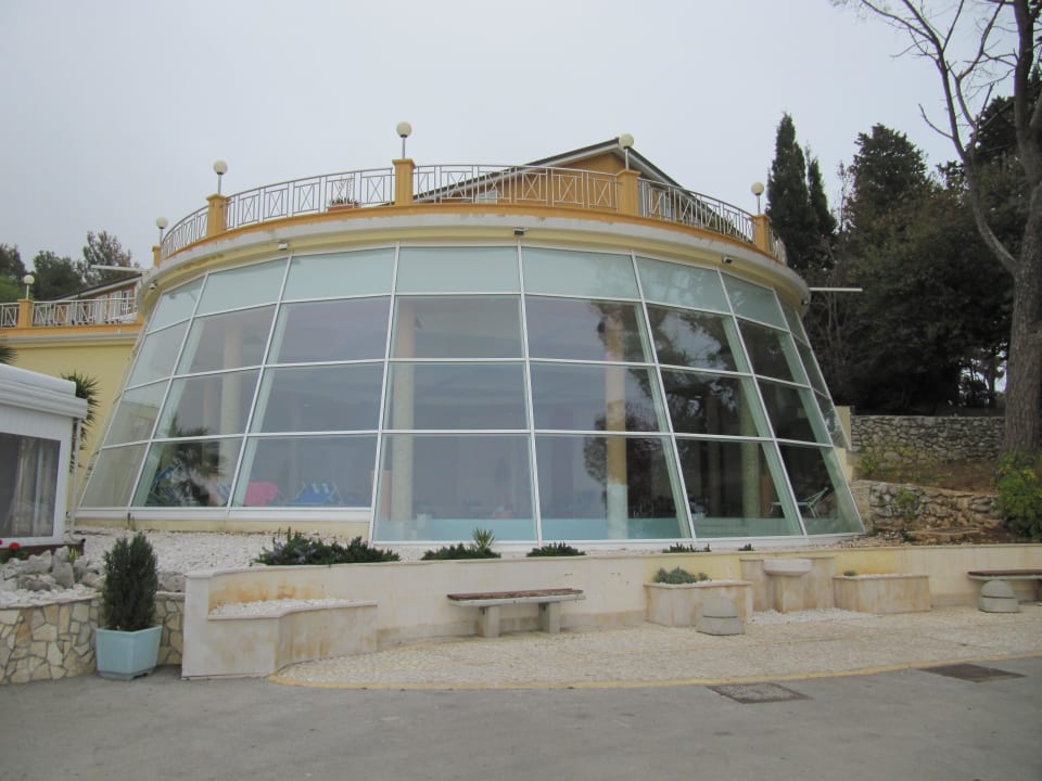 Innenpool von der Promenade betrachtet Valamar Sanfior Hotel & Casa