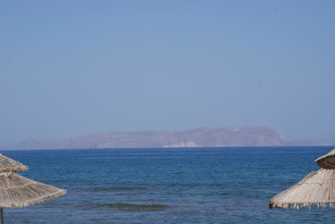 Blick vom Strand zur Ziegeninsel Anissa Beach & Village