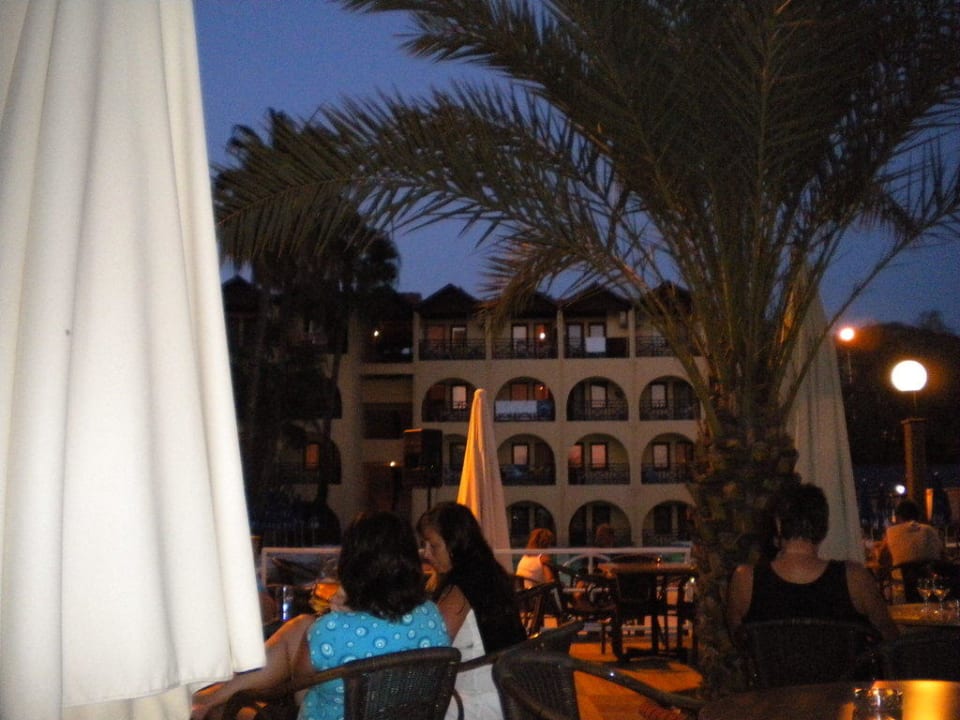 Pool Bar mit blick zum Hotel Green Paradise Beach Hotel