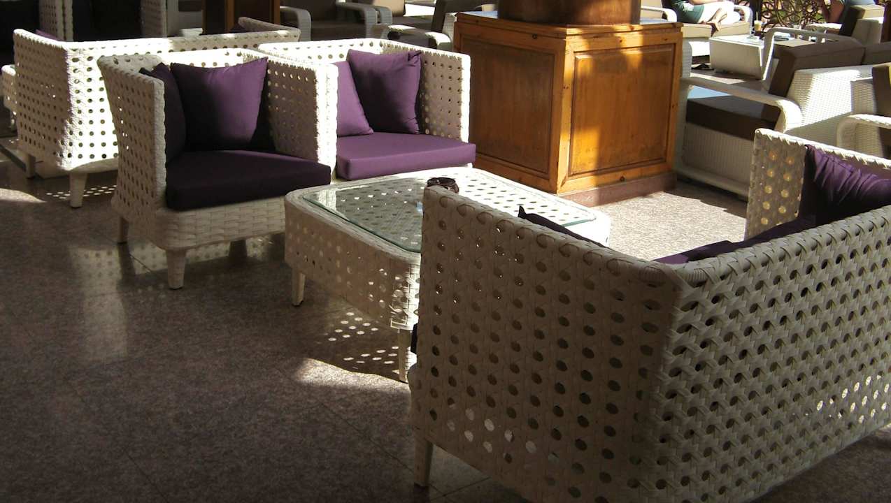 Neue Sitzmöbel auf der Terrasse Pickalbatros Palace Resort