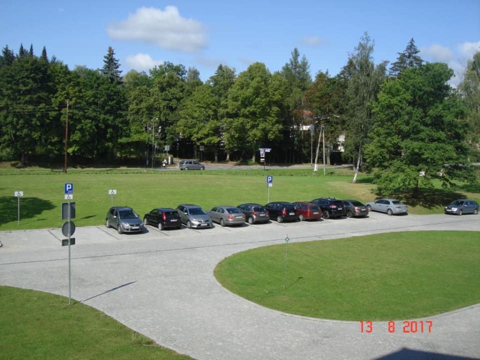 Parking obok hotelu Nowy Zdrój - Centrum Zdrowia i Wypoczynku