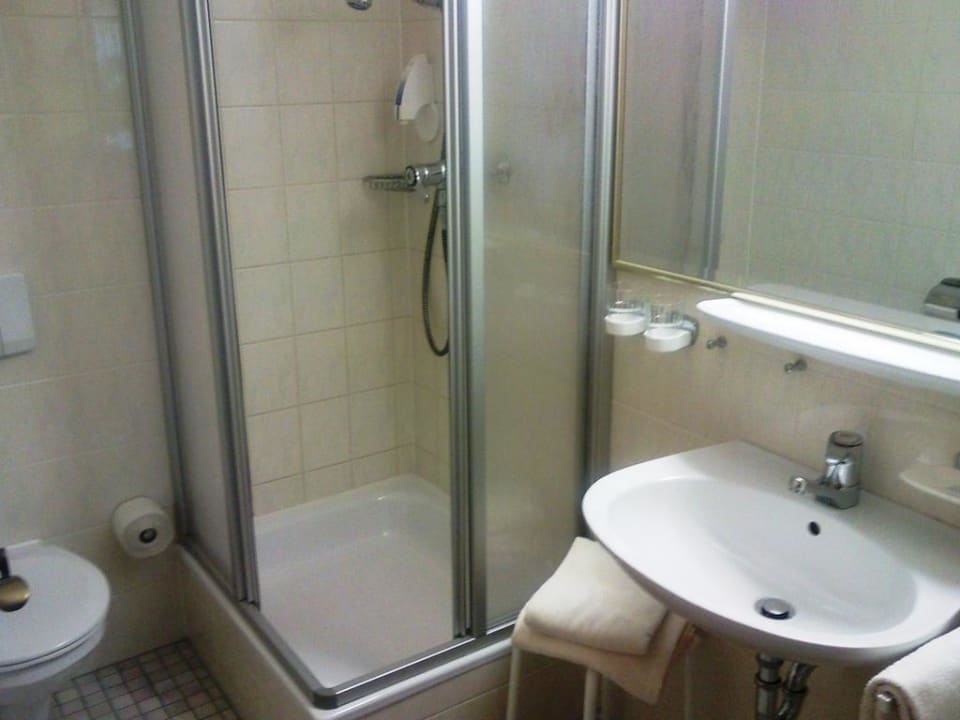Bad mit Dusche und WC Alpenhotel & Ferienwohnungen Weiherbach