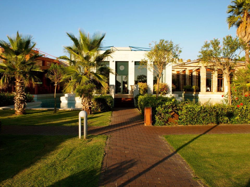 Spezialitätenrestaurant im Hintergrund Gloria Serenity Resort