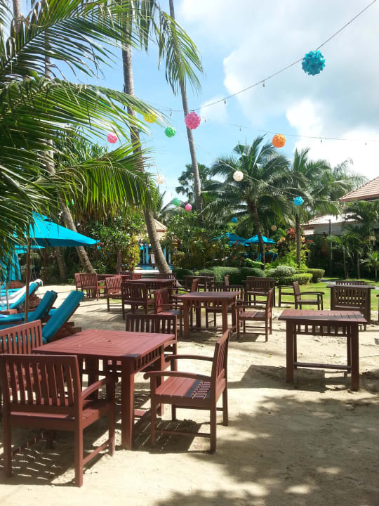 Tische vor dem Restaurant Koh Chang Paradise Resort & Spa