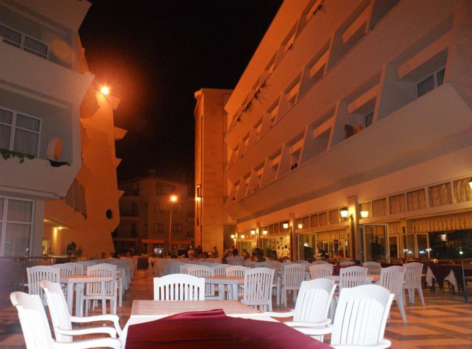 Restaurantbereich abends Nerton Hotel - Erwachsenenhotel ab 16 Jahren