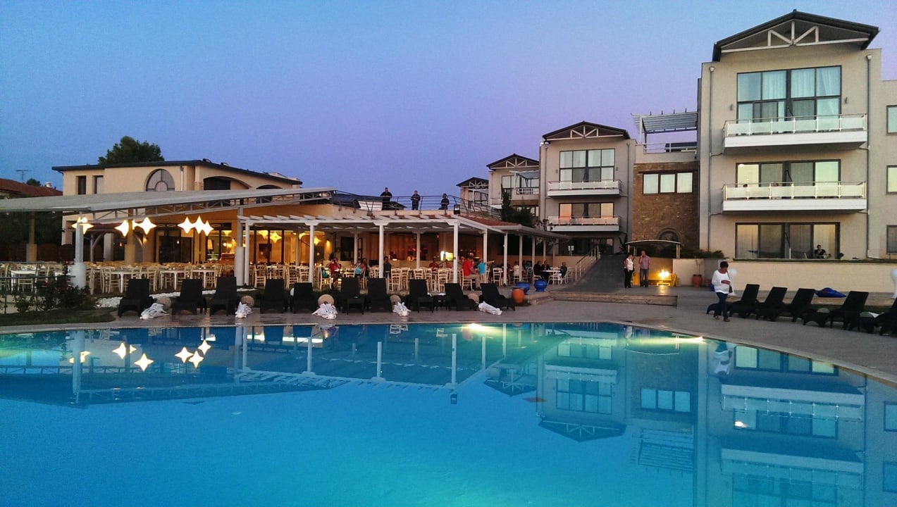 Blick über Pool auf Restaunt Istion Club & Spa