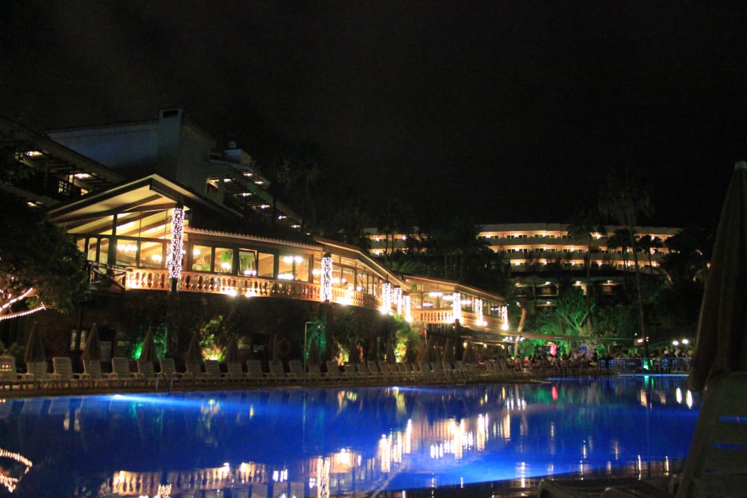 Pool bei Nacht Hotel Parque Tropical