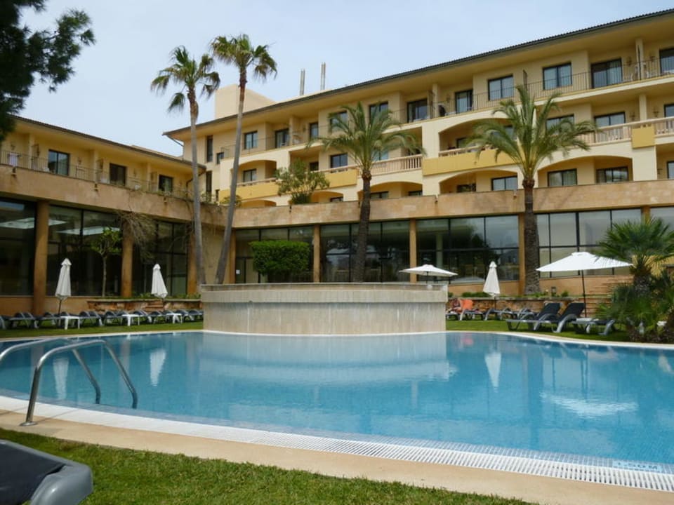 Pool, links Schwimmbad, geradeaus Speisesaal allsun Hotel Illot Park