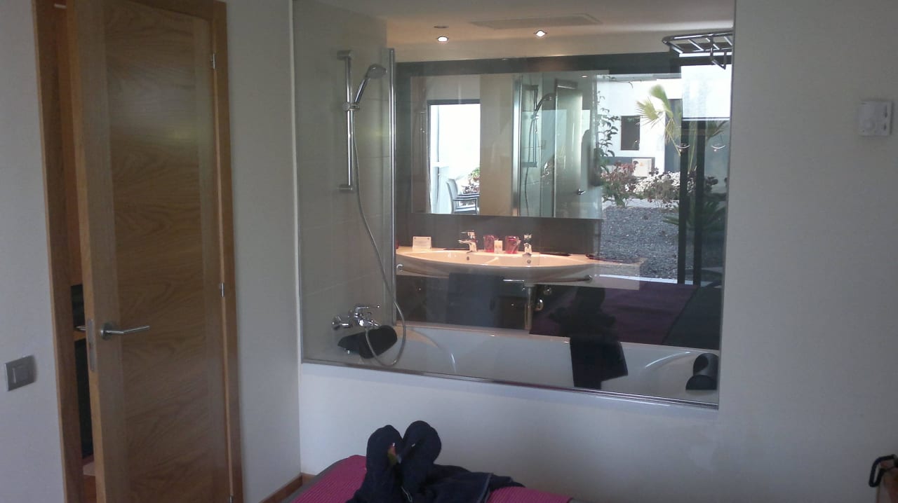 Blick ins Bad vom Schlafzimmer aus R2 Romantic Fantasia Suites - Adults only