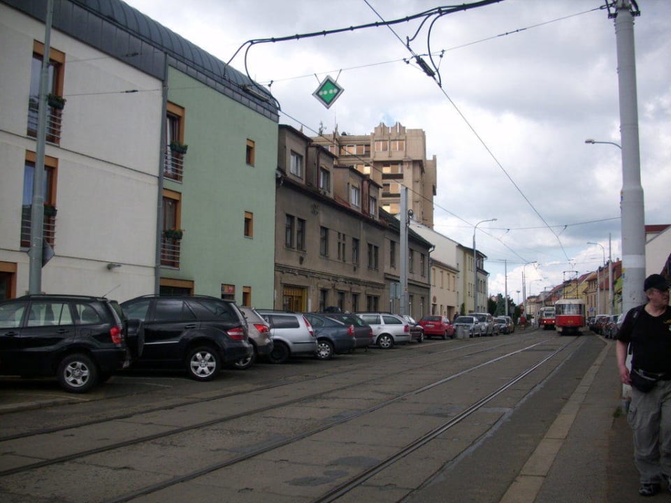 Vor dem Hotel/ Bahnschienen Hotel Troja