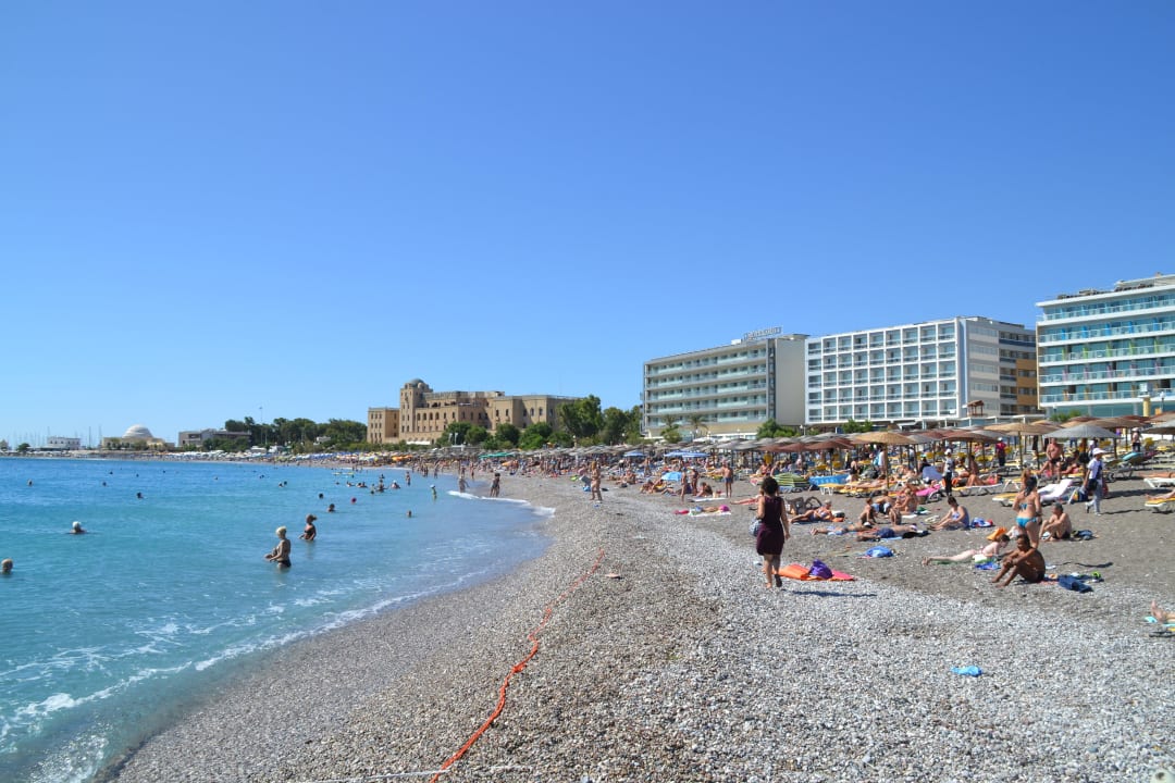 Strand und Hotel im Hintergrund Ibiscus Hotel Rhodos