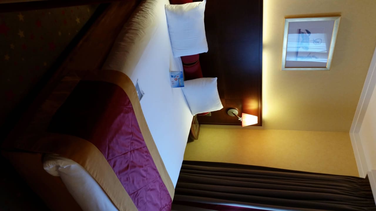 Bett Grand Magic Hotel