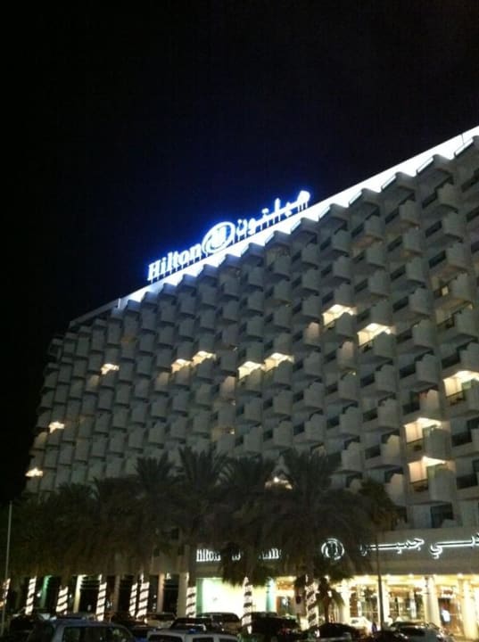 Hotel von aussen bei Nacht Hilton Dubai Jumeirah